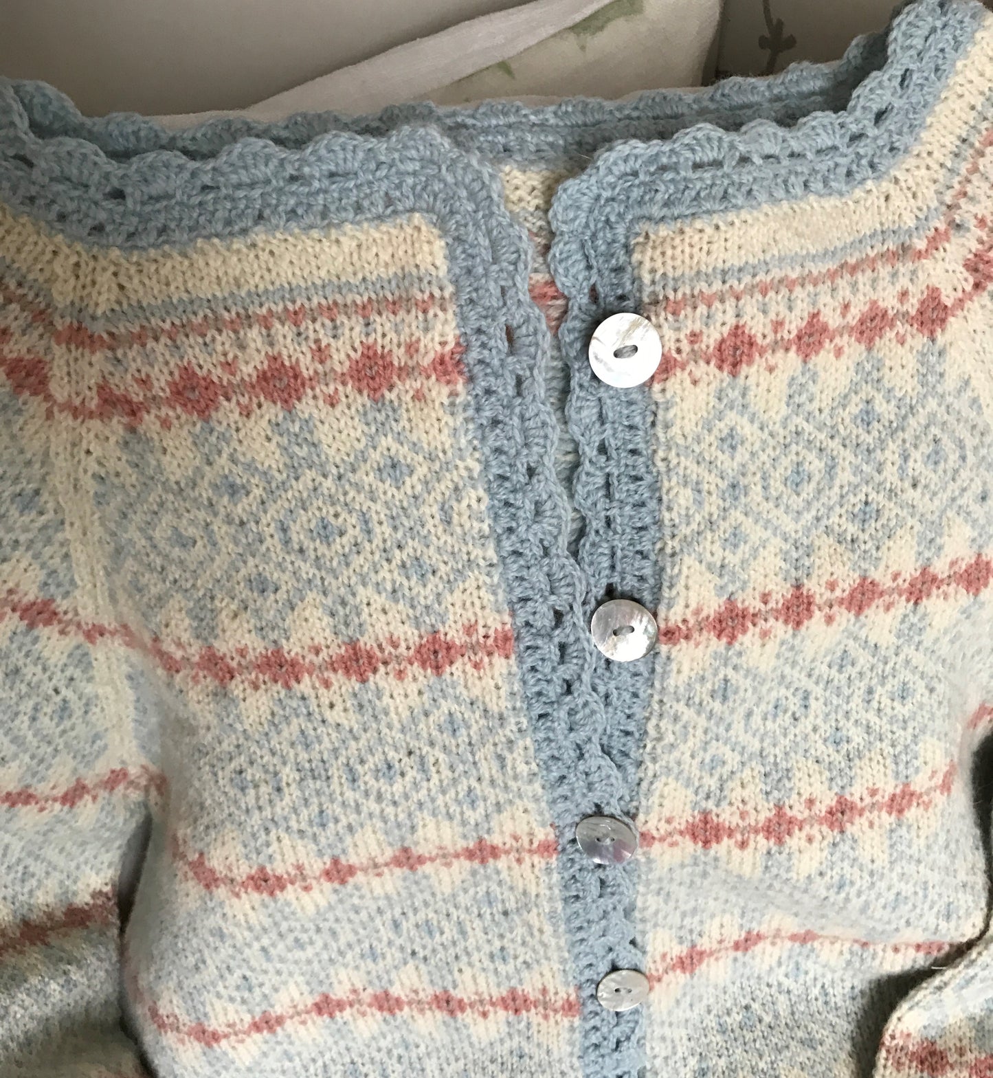 đž VĂ„r â en lett og fargerik kofte med nostalgisk sjarm. Str: S-M-L-XL-XXL
