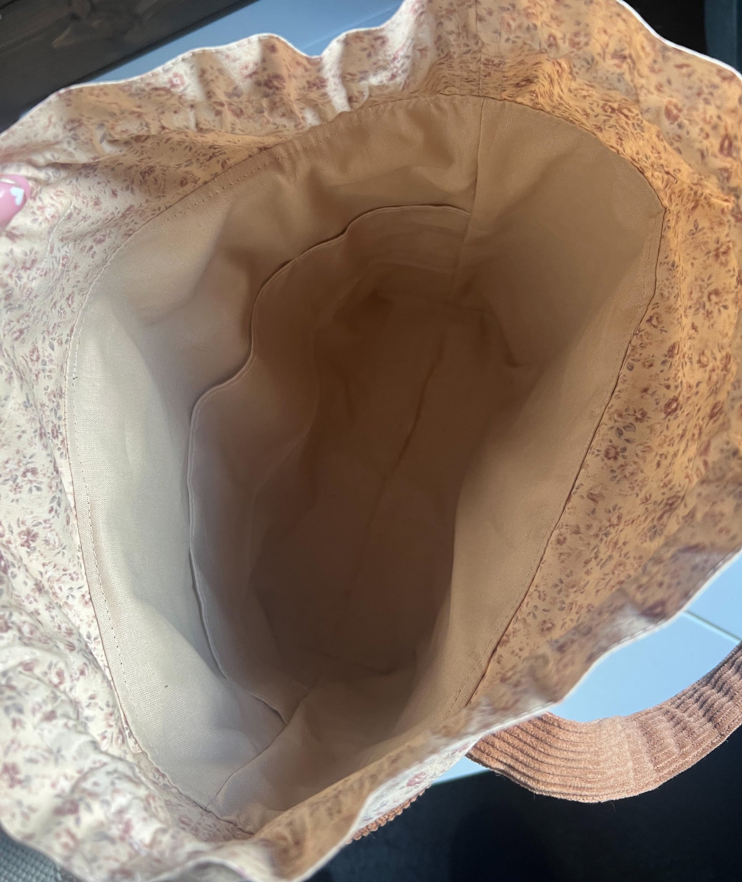 Sjarmerende håndlaget veske i kordfløyel ✨