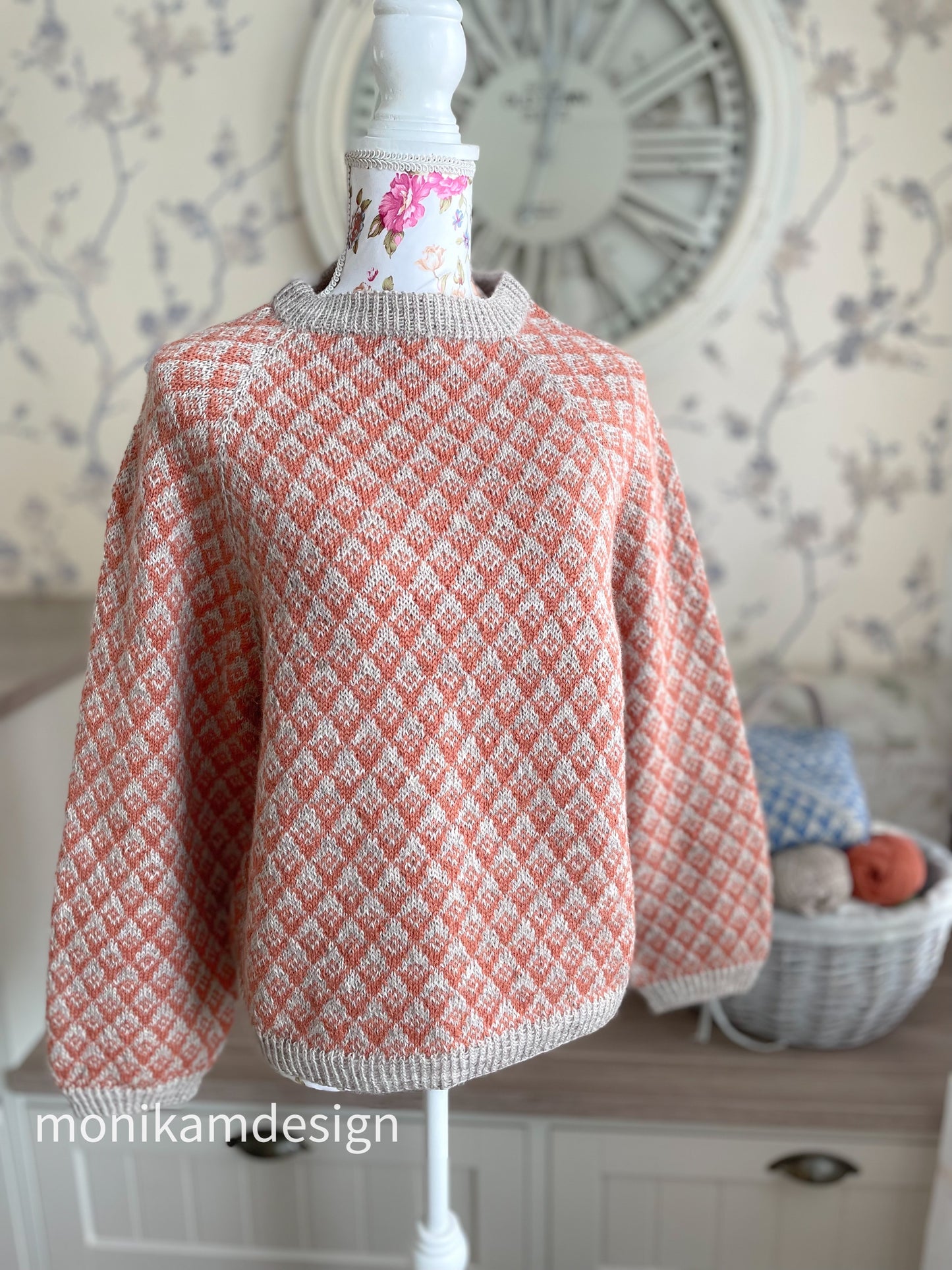 Diamantdråpegenseren ovenfra og ned strikket. Str S(M)L(XL)XXL
