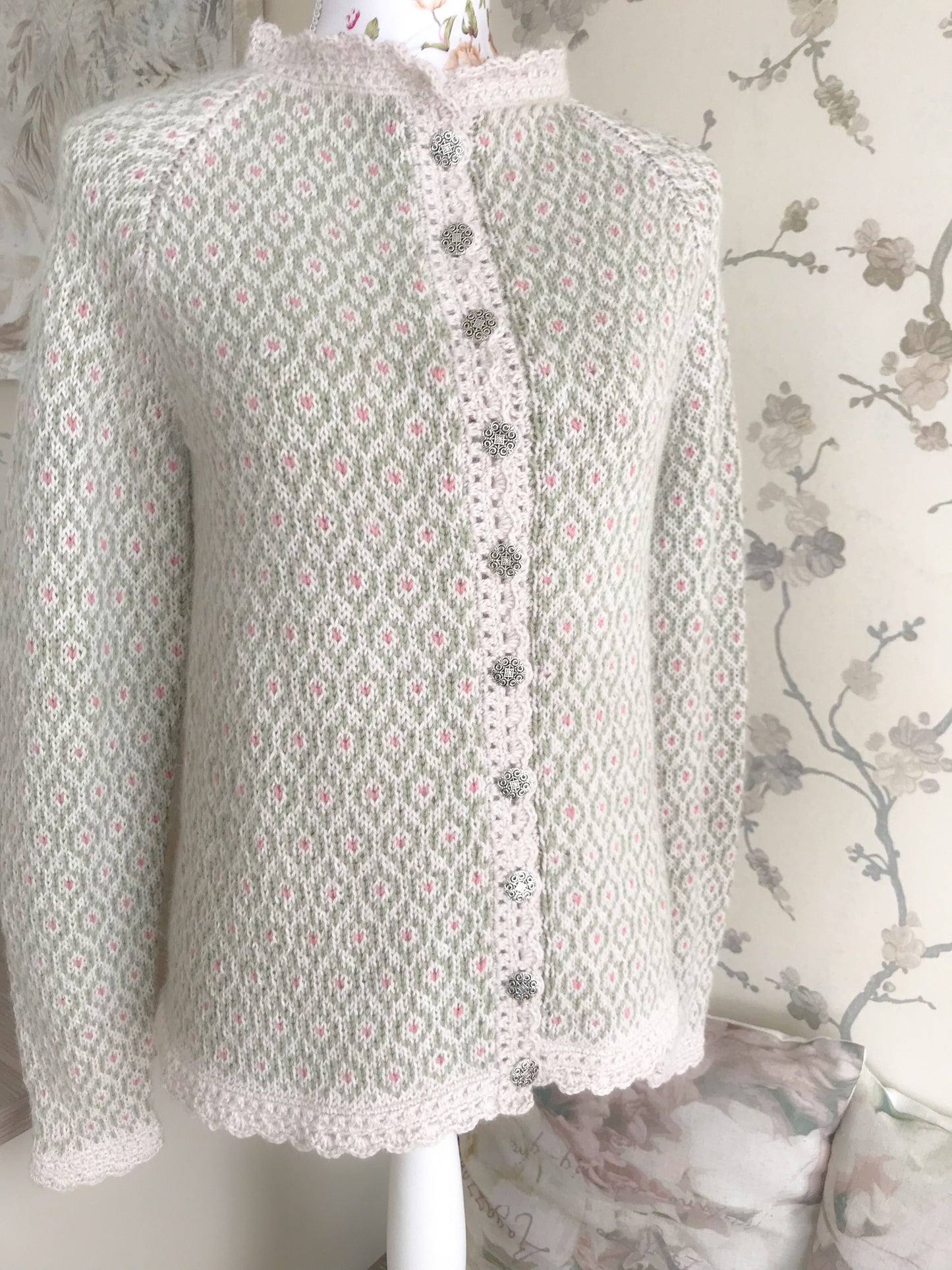 🌸 Duggfrisk-koften – romantisk og tidløs strikk med myk eleganse. Str XS(S)M(L)XL(XXL)