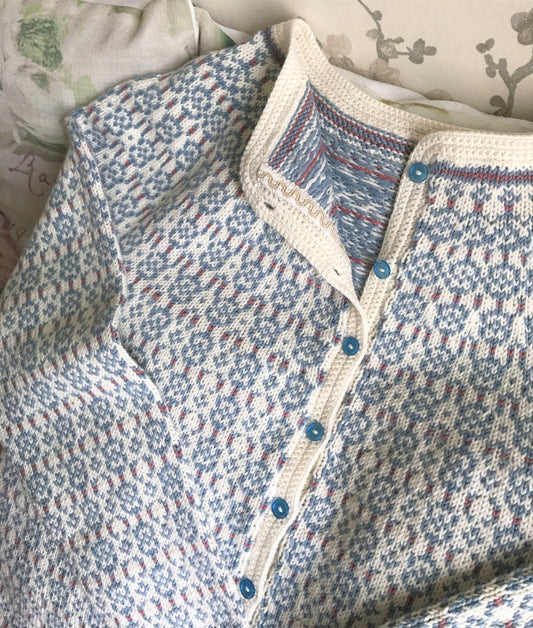 🌸 Elisabethkoften – tidløs eleganse med vakre detaljer