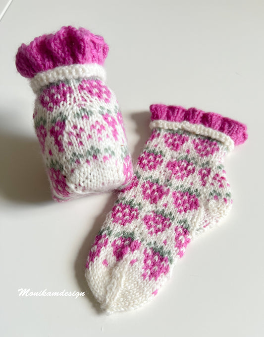 Jordbærsokken str 1-2 år, 4-6 år og 10-12 år