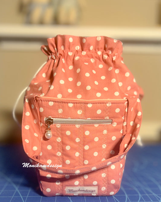 Rosa vesker med hvite prikker