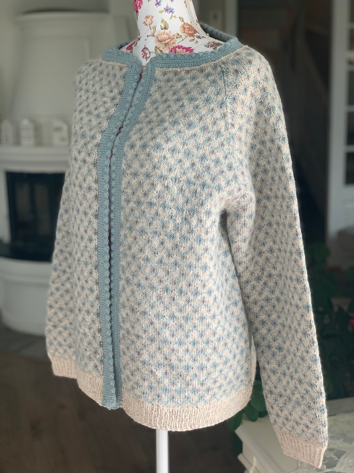 Ovidakofta Str. S(M)L(XL)XXL(XXXL) 🧶 Elegant kofte med mønster i tre farger