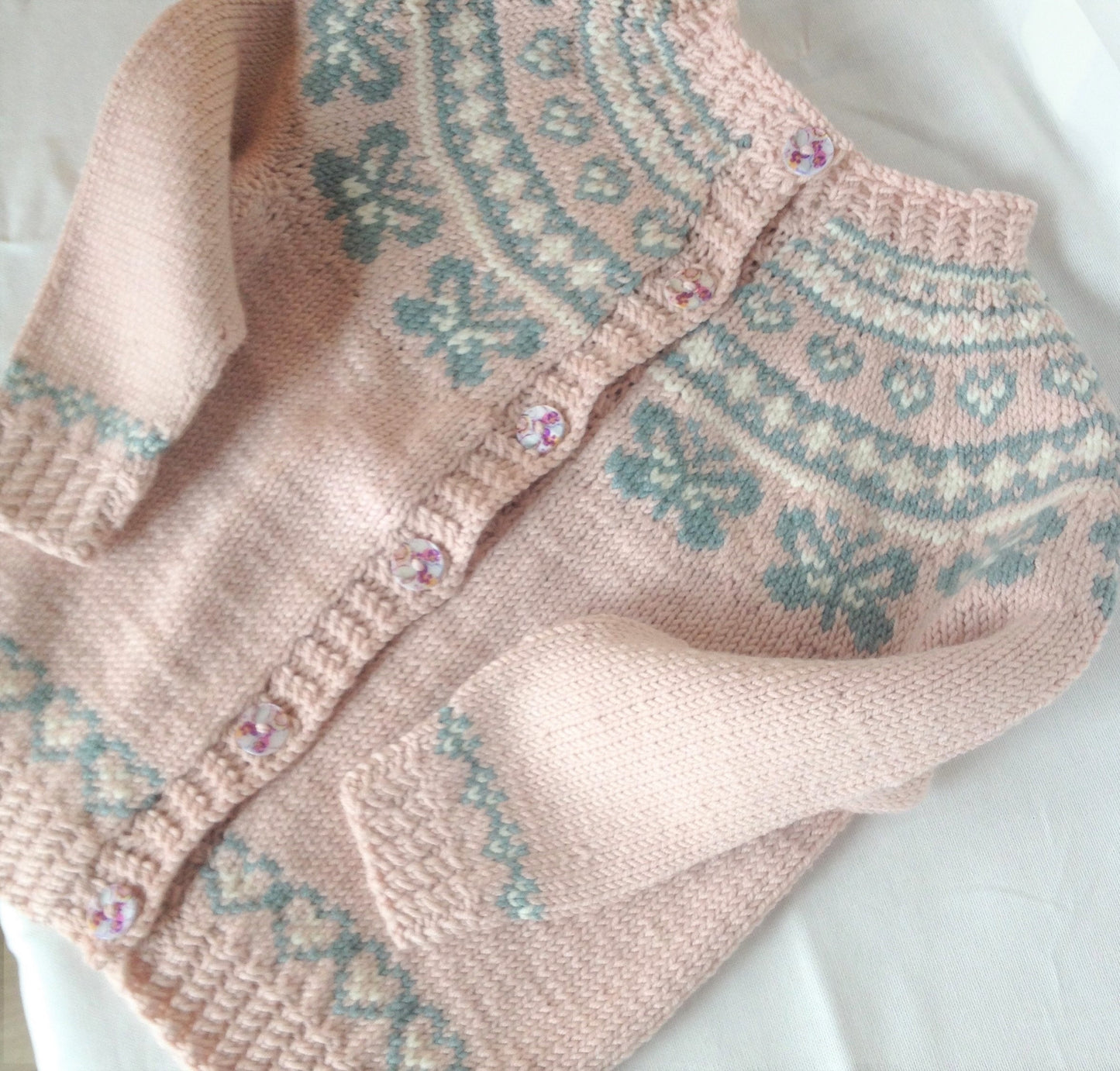 🌸 Savannah-koften – søt og allsidig barnekofte Str.: 2–3 (4–5) 6–7 (8–9) år