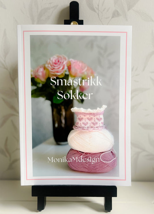 Strikkeboken småstrikk sokker Endelig på lager igjen