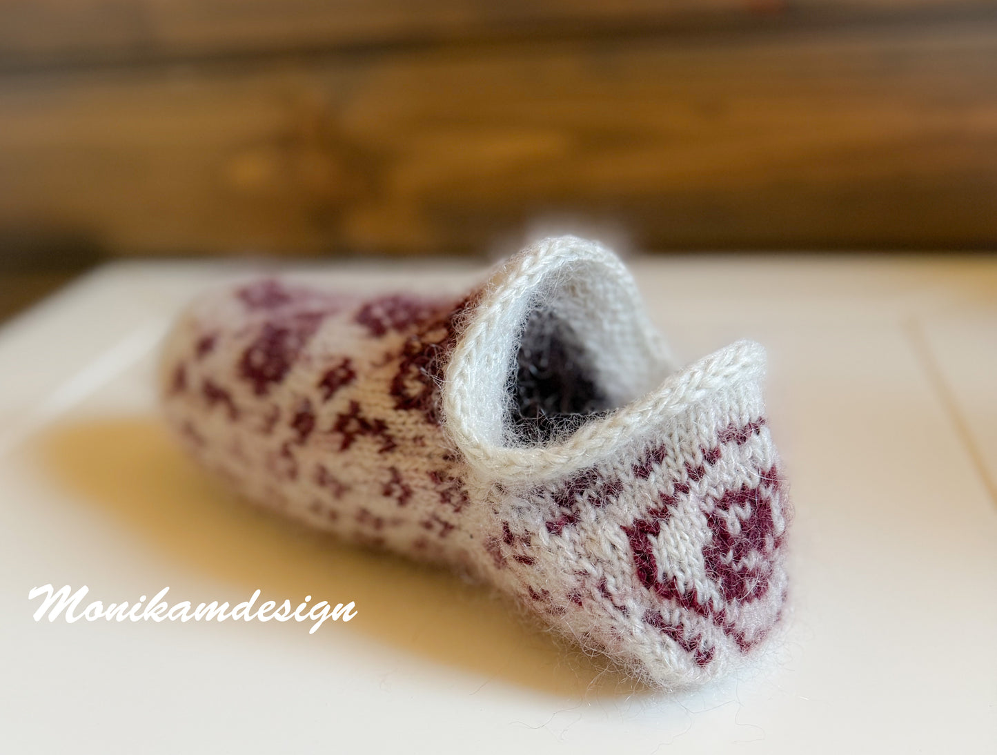 Garnpakke Roser er røde tøfler strikkes i en kombinasjon av Lunt og Lett garn – én tråd av hver garnkvalitet sammen.