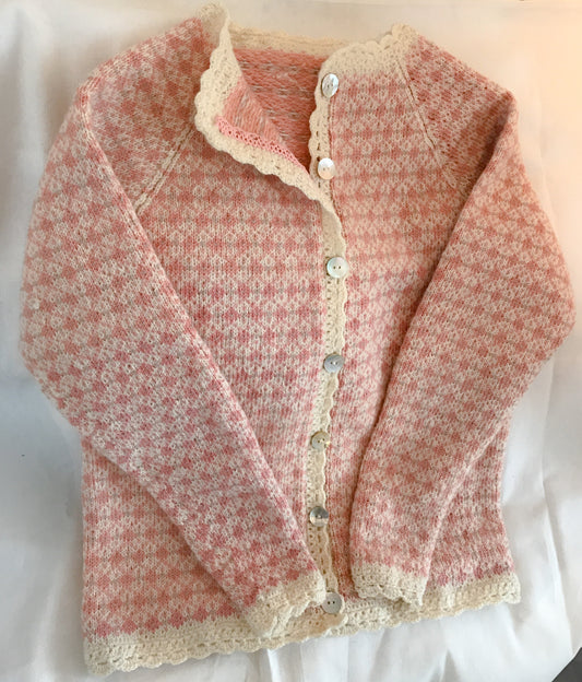 🌸 Vår-ruterkofta – en lett og leken klassiker i duse vårtoner