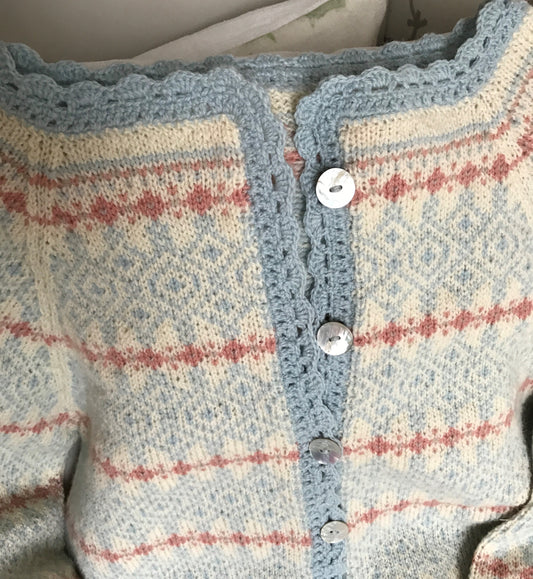 🌸 Vår – en lett og fargerik kofte med nostalgisk sjarm.  Str: S-M-L-XL-XXL