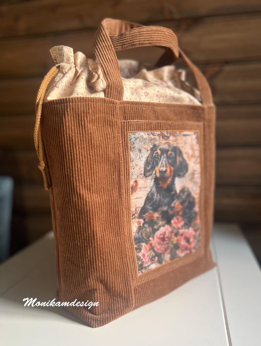 Sjarmerende håndlaget veske i kordfløyel ✨