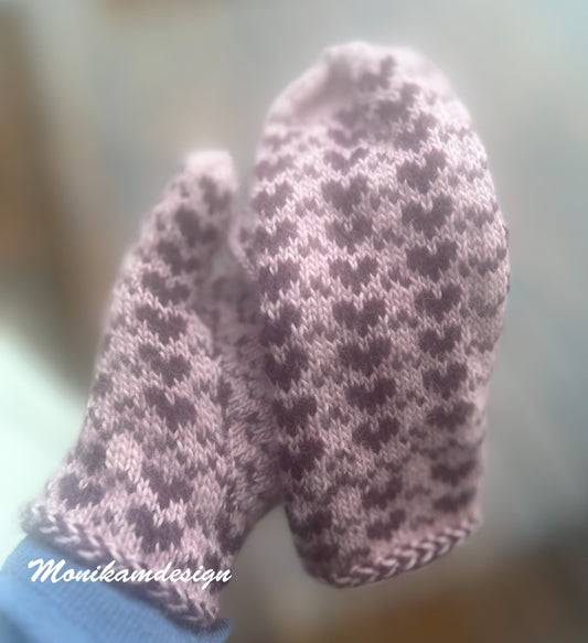 ✨ Hjertevotten – håndstrikket varme med et unikt design ✨