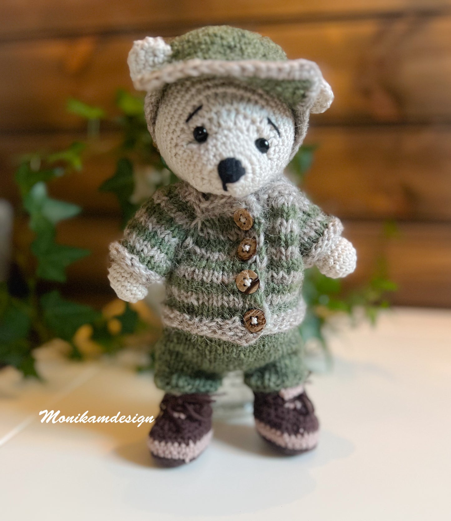 🧸 Søt og miljøvennlig bamse med klær og dyne