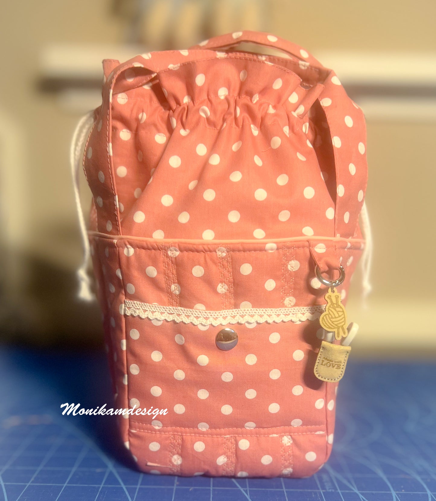 Rosa vesker med hvite prikker