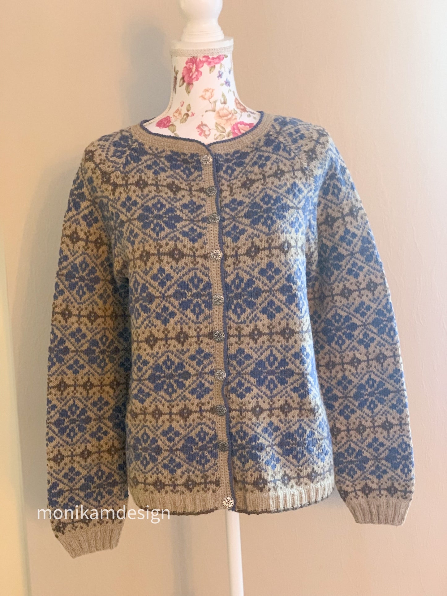 ❄️ Nordstjernekofta – lett, lun og like fin til hverdags som til fest. Str: S(M)L/XL(XXL)