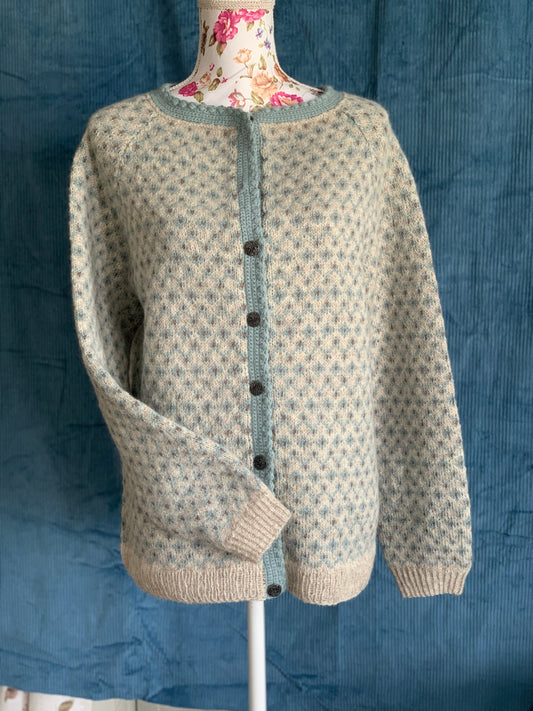 Ovidakofta  Str. S(M)L(XL)XXL(XXXL) 🧶 Elegant kofte med mønster i tre farger