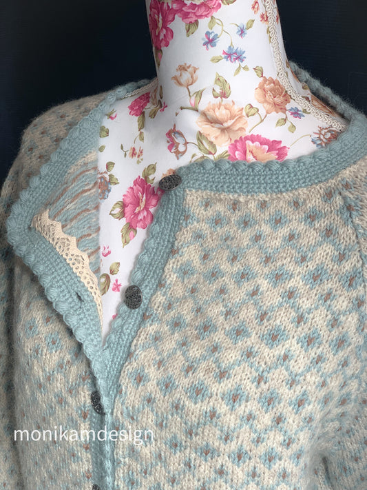 Ovidakofta  Str. S(M)L(XL)XXL(XXXL) 🧶 Elegant kofte med mønster i tre farger