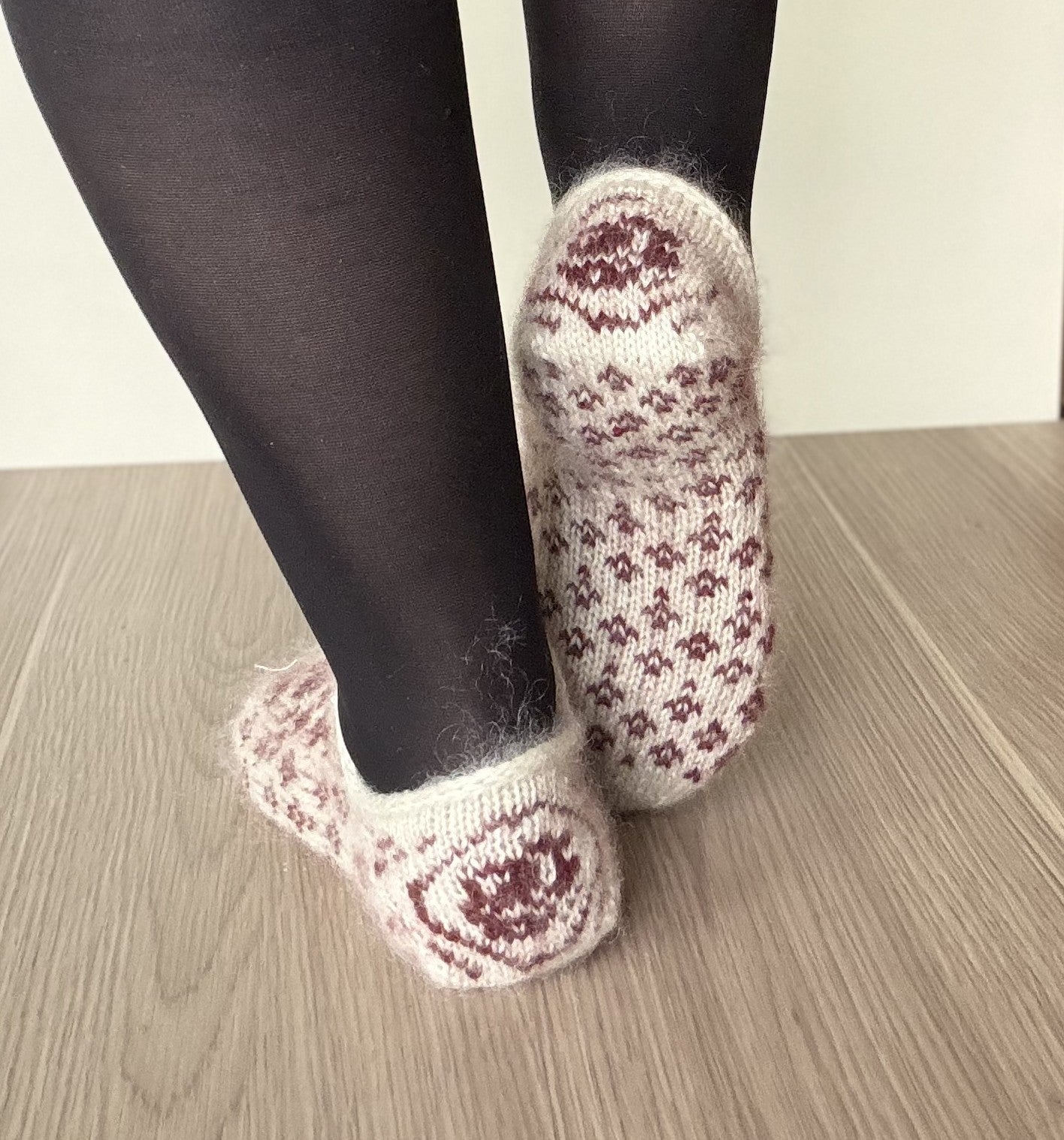 Garnpakke Roser er røde tøfler  strikkes i en kombinasjon av Lunt og Lett garn – én tråd av hver garnkvalitet sammen.