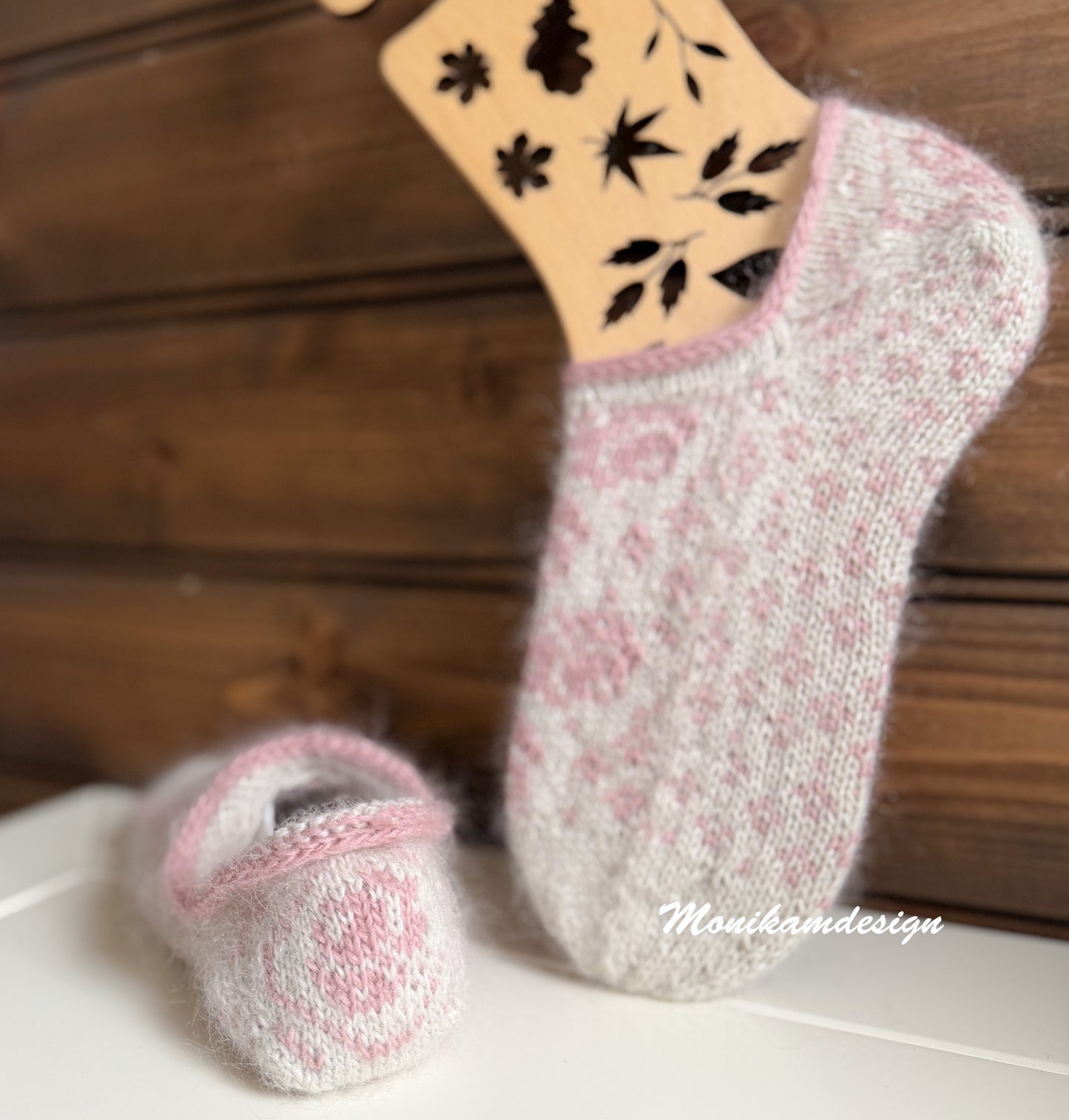 Garnpakke Roser er røde tøfler  strikkes i en kombinasjon av Lunt og Lett garn – én tråd av hver garnkvalitet sammen.