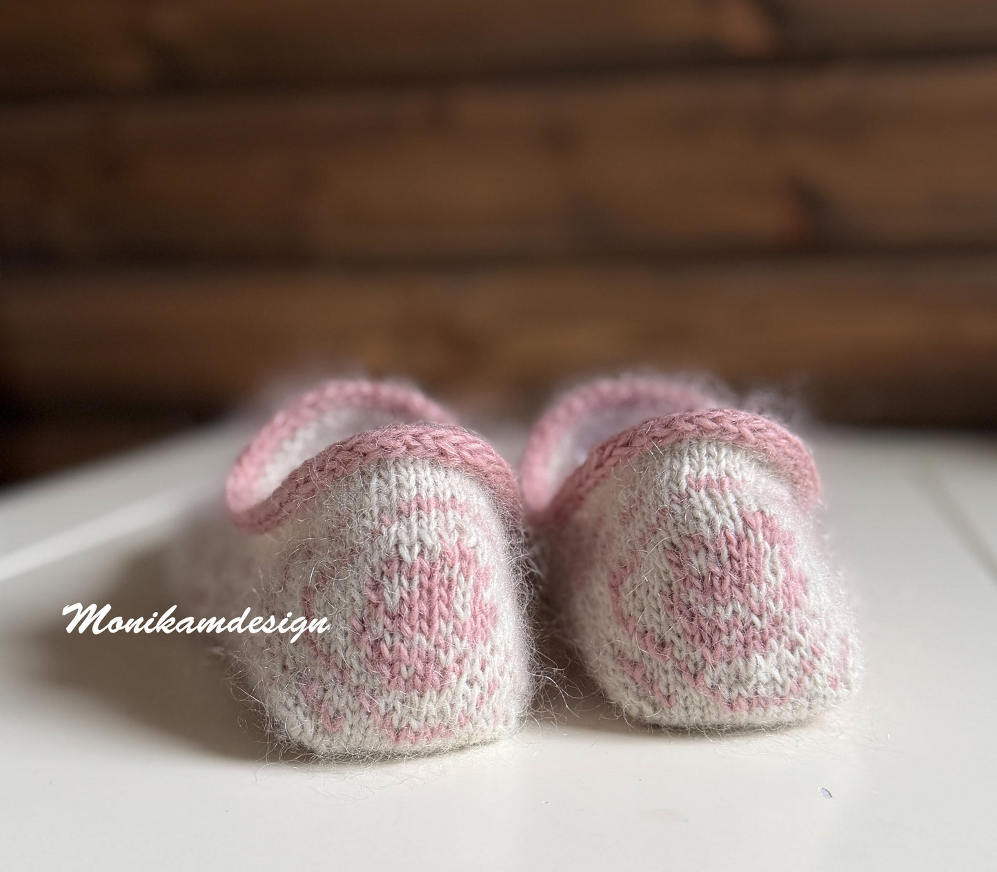 Garnpakke Roser er røde tøfler  strikkes i en kombinasjon av Lunt og Lett garn – én tråd av hver garnkvalitet sammen.