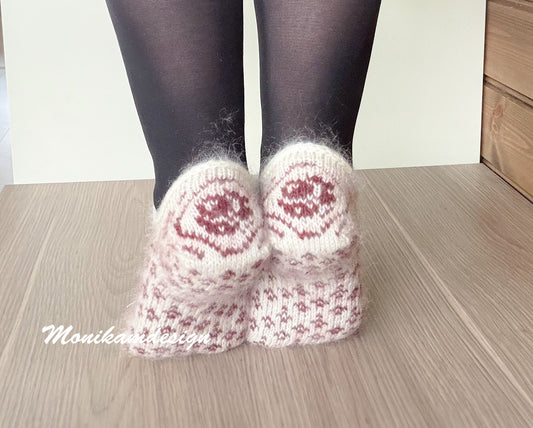 Garnpakke Roser er røde tøfler De strikkes i en kombinasjon av Lunt og Lett garn – én tråd av hver