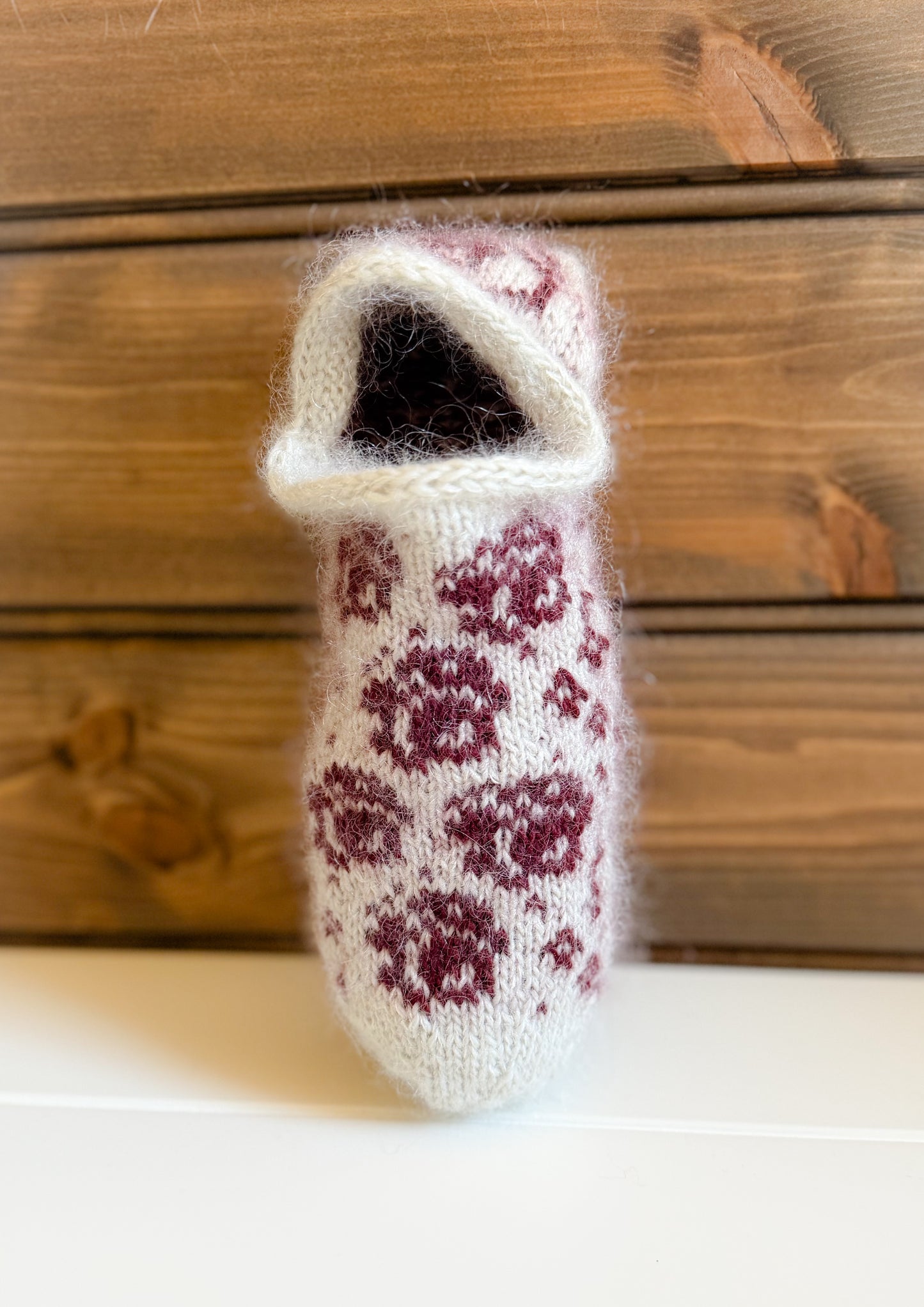 Garnpakke Roser er røde tøfler  strikkes i en kombinasjon av Lunt og Lett garn – én tråd av hver garnkvalitet sammen.