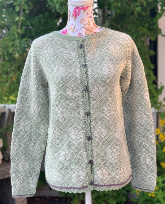 ❄️ Vårsnøkofta – en detaljrik kofte for deg som elsker utfordring. Str  S (M) L (XL) XXL (XXXL)